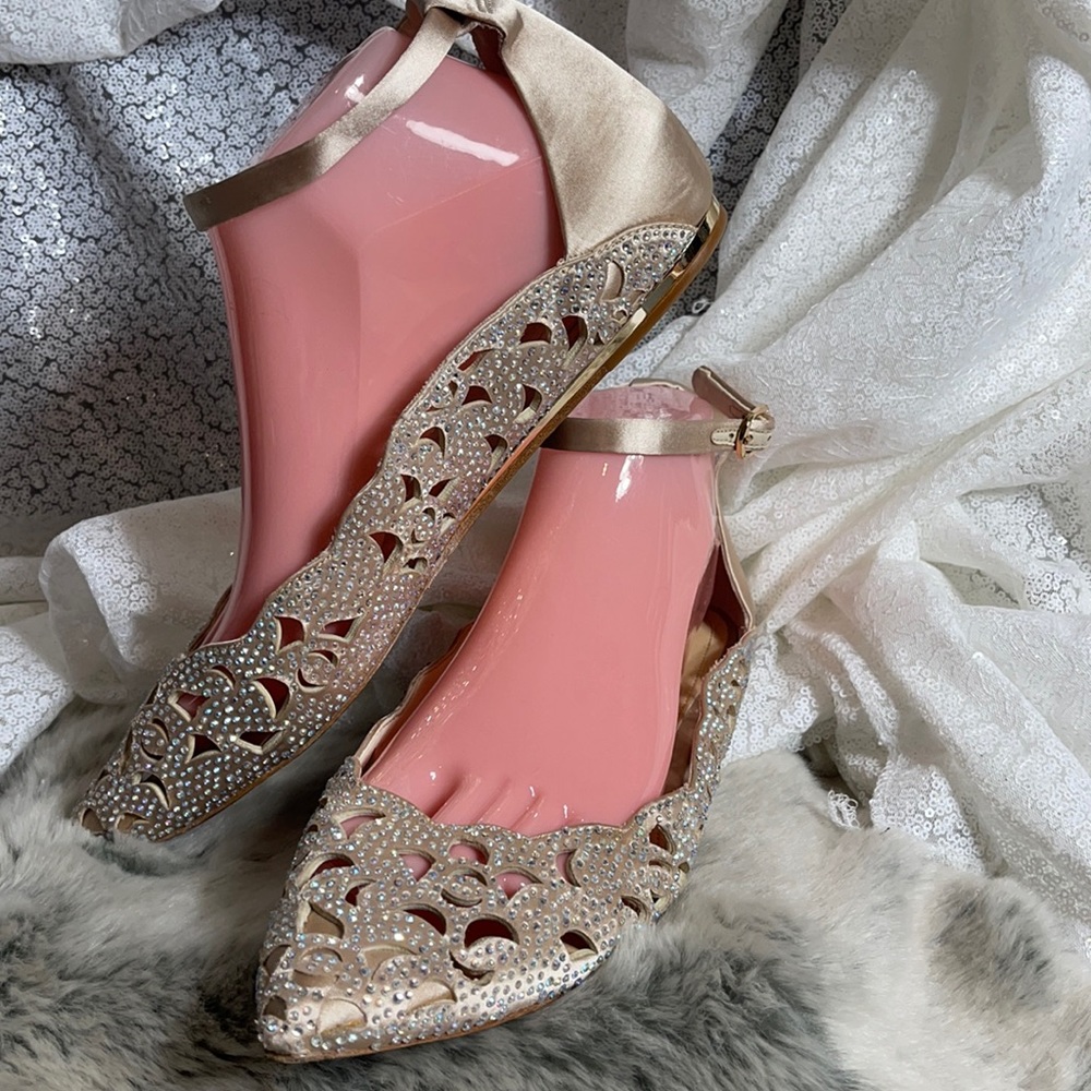Imagine Vince Camuto golden flats size 9M/ 39